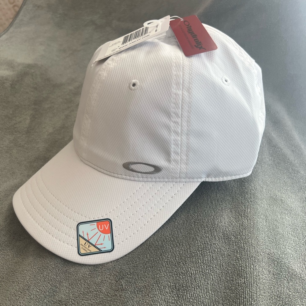 New with Tags OAKLEY Ball Cap for Women with UV Protection.
